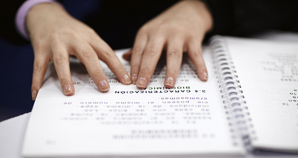 Las personas con discapacidad visual desarrollan otros sentidos, sus dedos son los “ojos” para leer.