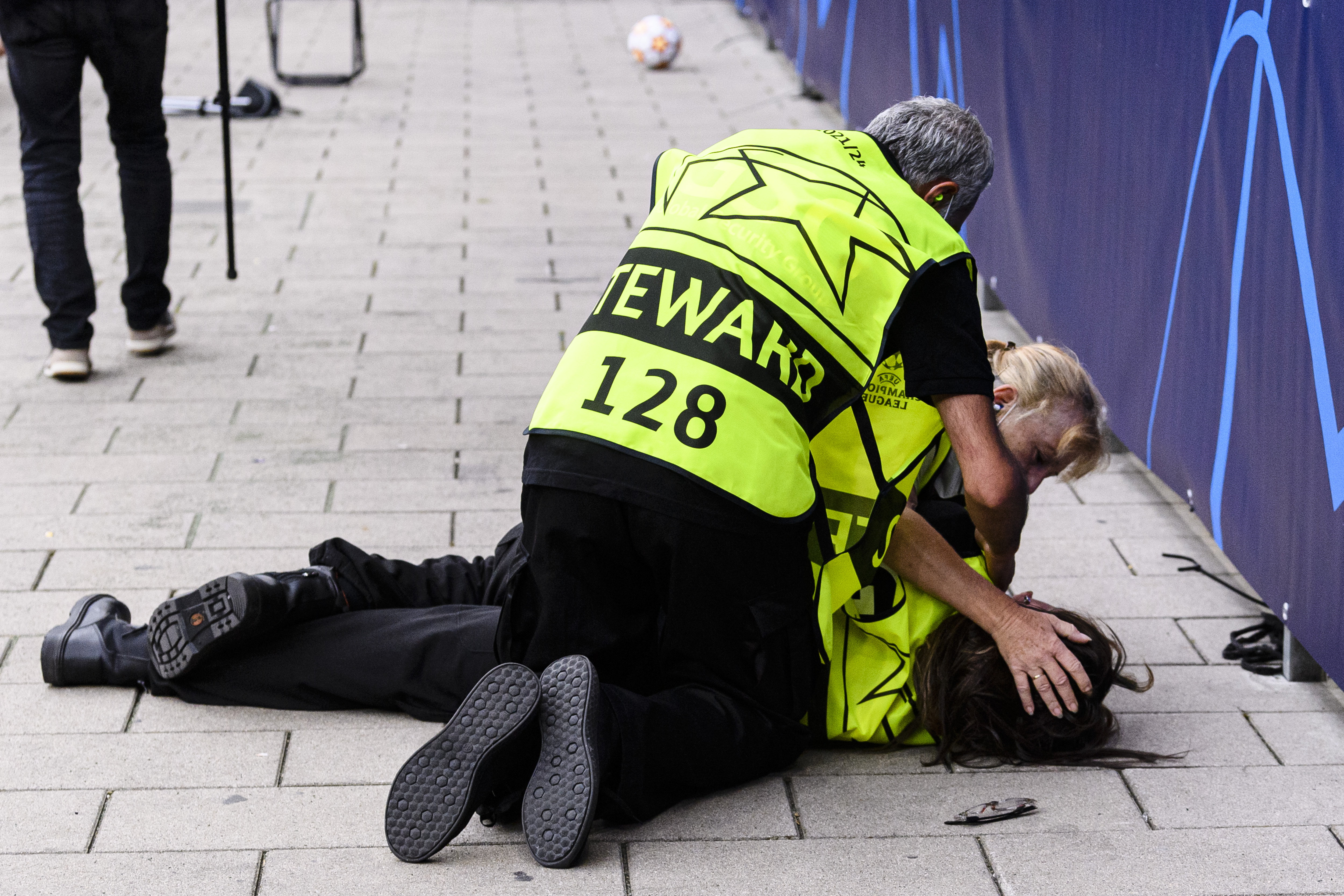 Cristiano Ronaldo obsequió su camiseta del Manchester United vs. Young Boys  a la agente de seguridad que golpeó con el balón en Champions League, FOTO, NCZD, FUTBOL-INTERNACIONAL