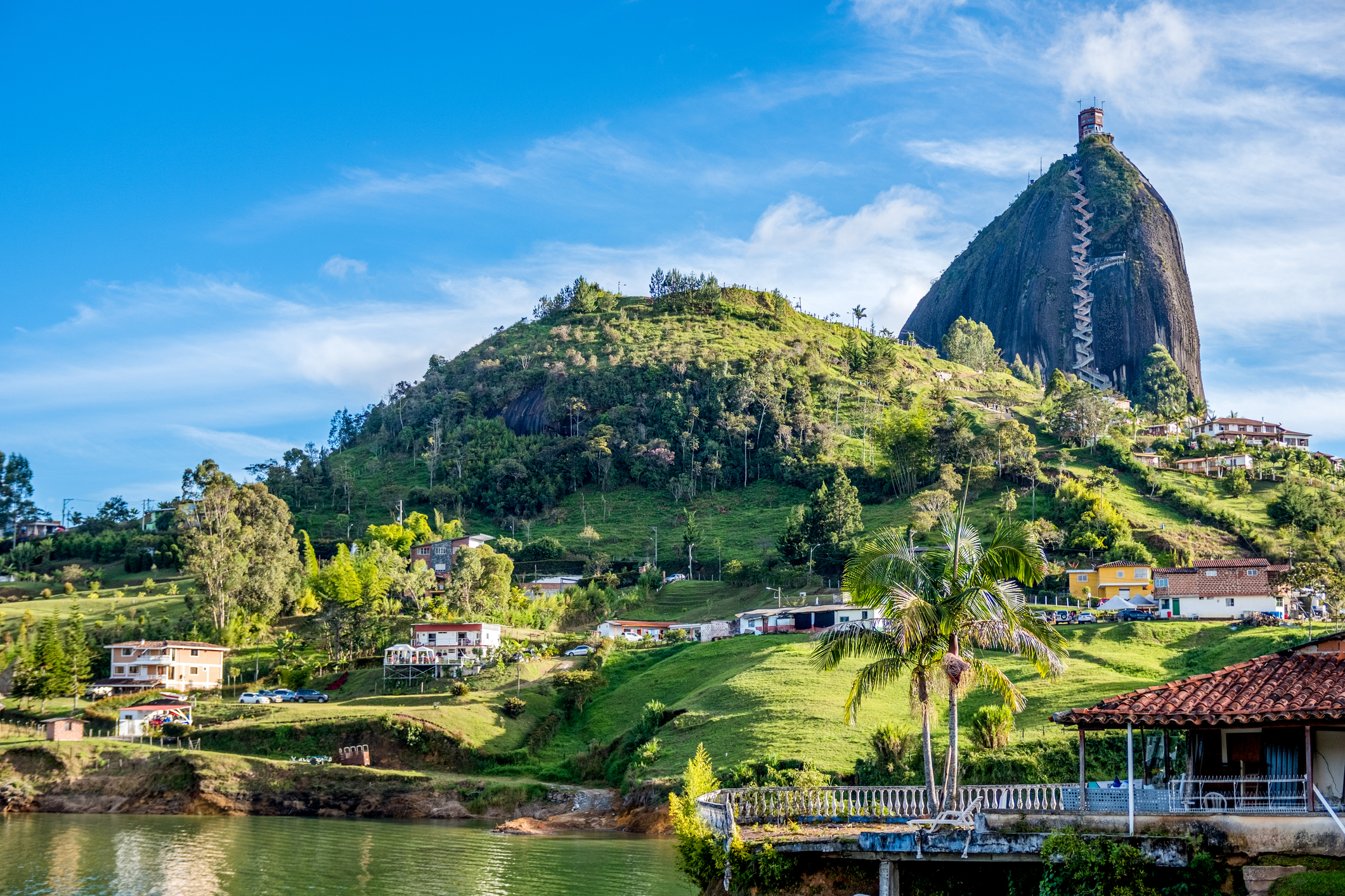 La Piedra del Peñol es uno de los principales atractivos turísticos de Antioquia. Está en el municipio de Guatapé.