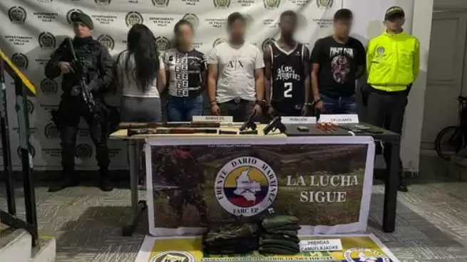 Cuatro adultos fueron capturados y un menor de edad fue aprehendido.