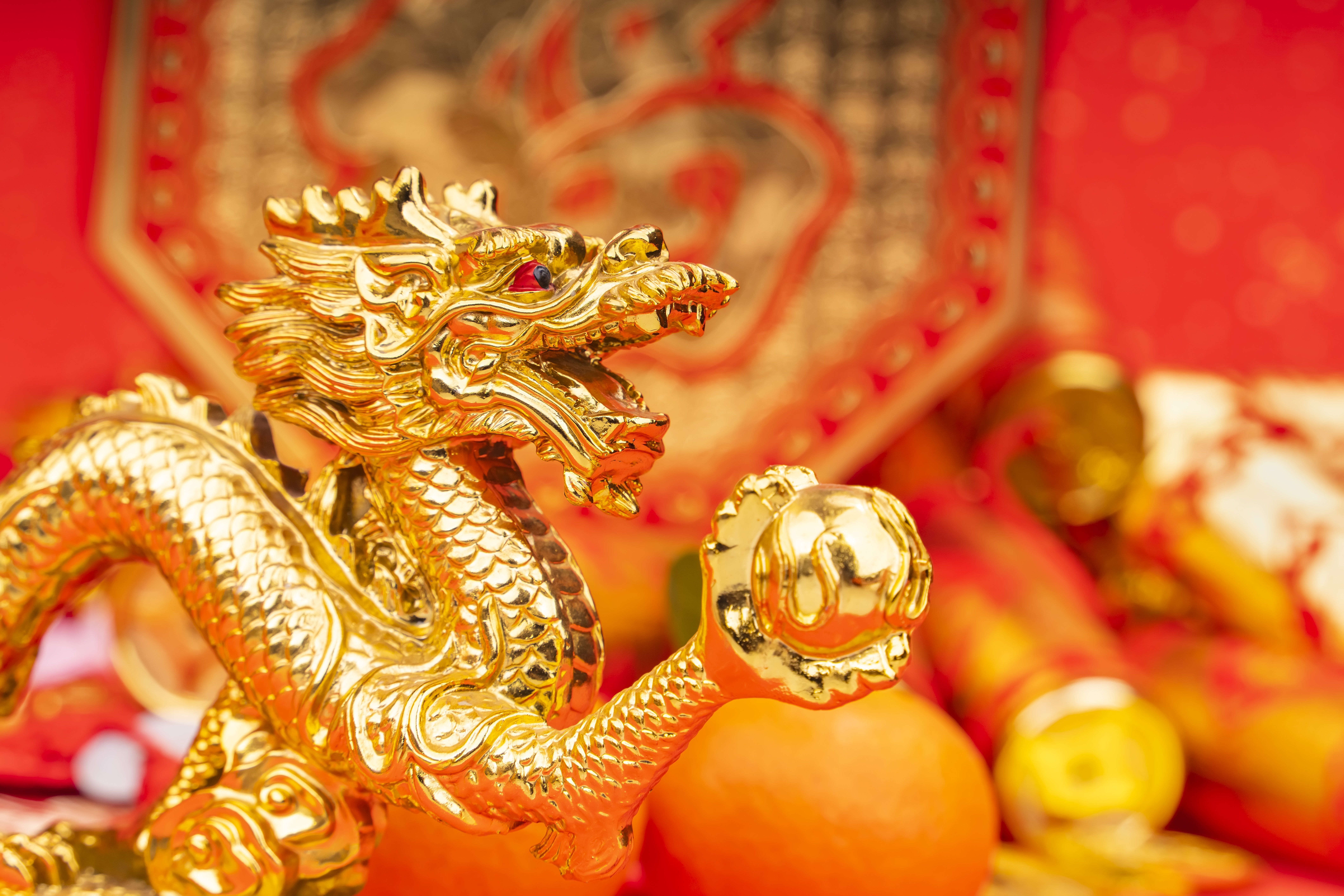 Estatua del dragón dorado chino tradicional