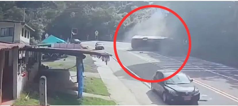 Momento exacto en el que ocurre el accidente en la vía La Mesa
Foto tomada de las redes sociales