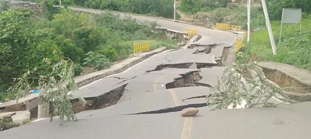 La comunidad había advertido en días pasados sobre el mal estado del puente.