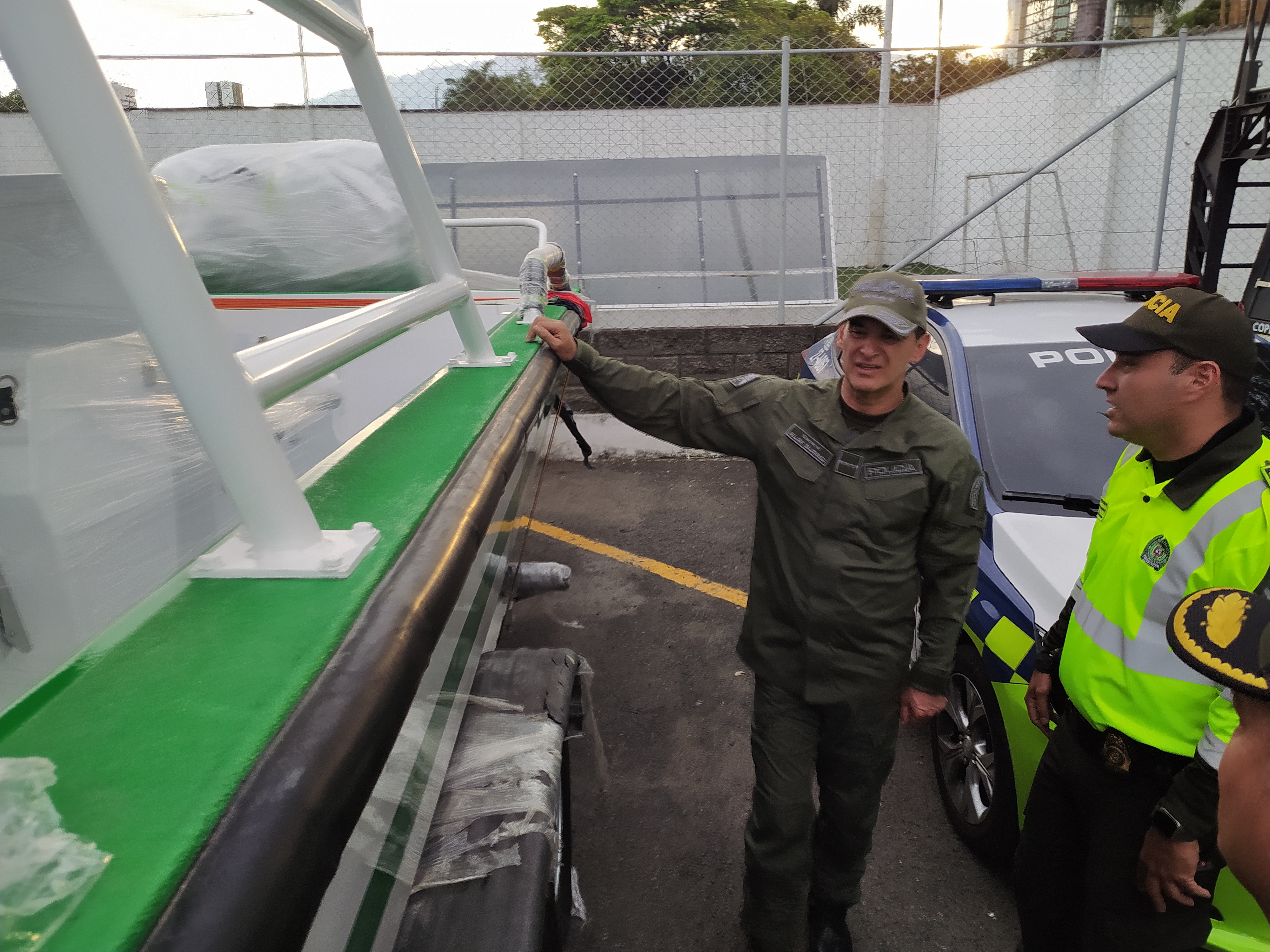 El Director General de la Policía, William Salamanca, realizó una visita al comando de la Policía Metropolitana de la capital del Valle, para verificar el nuevo parque automotor. Estos vehículos servirán para robustecer la seguridad en Cali durante la realización de la COP 16. Foto Jorge Orozco / El País
