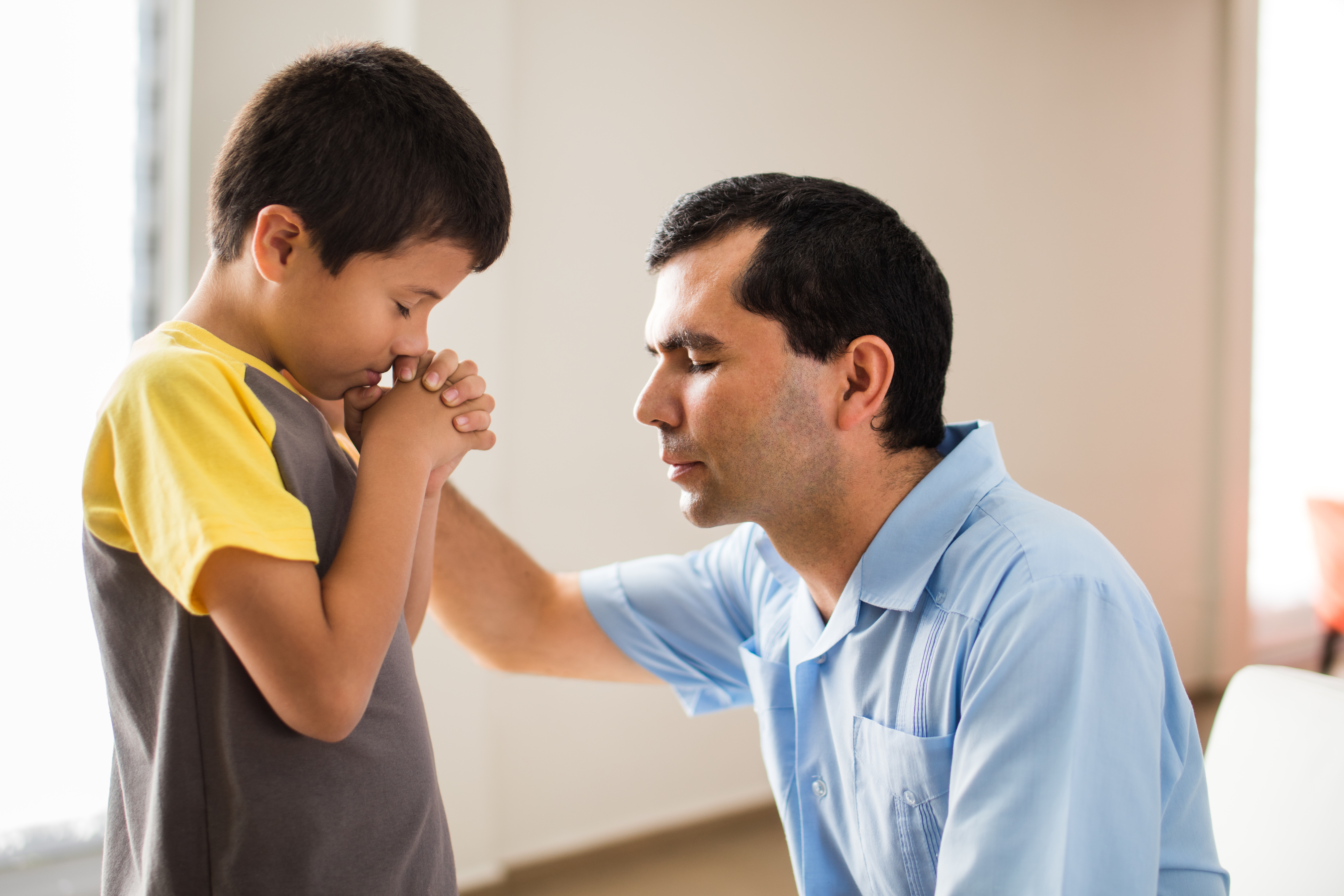 Es importante que para que su hijo mejore las calificaciones en el estudio, haga la oración con fe.