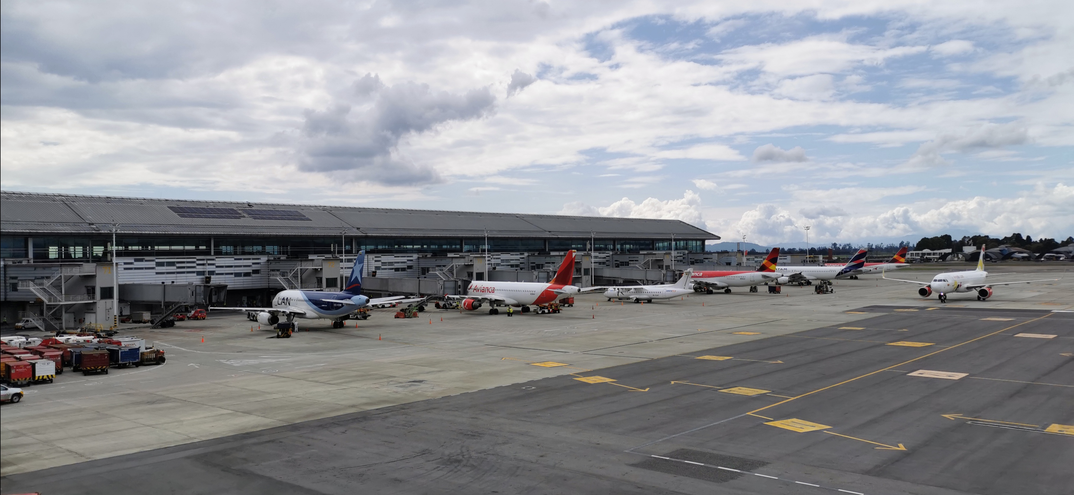 El aeropuerto El Dorado ha instalado más de 10.000 paneles solares en la cubierta de la terminal aérea.