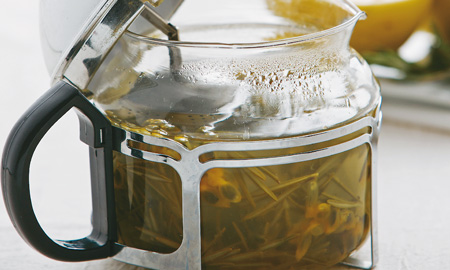 Agua de maracuyá + infusión de romero. 