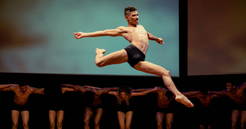 Un acto de danza contemporánea interpretado por 32 bailarines.