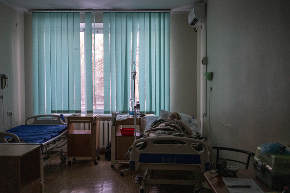 El hombre aseguró que el estado de salud siguió empeorando rápidamente, lo que obligó a trasladarla a al Arrowhead Regional Medical Center, un centro asistencial de mayor complejidad, donde pese al esfuerzo de los médicos, falleció debido a que llegó prácticamente con muerte cerebral. (Photo by Jose Colon/Anadolu Agency via Getty Images)