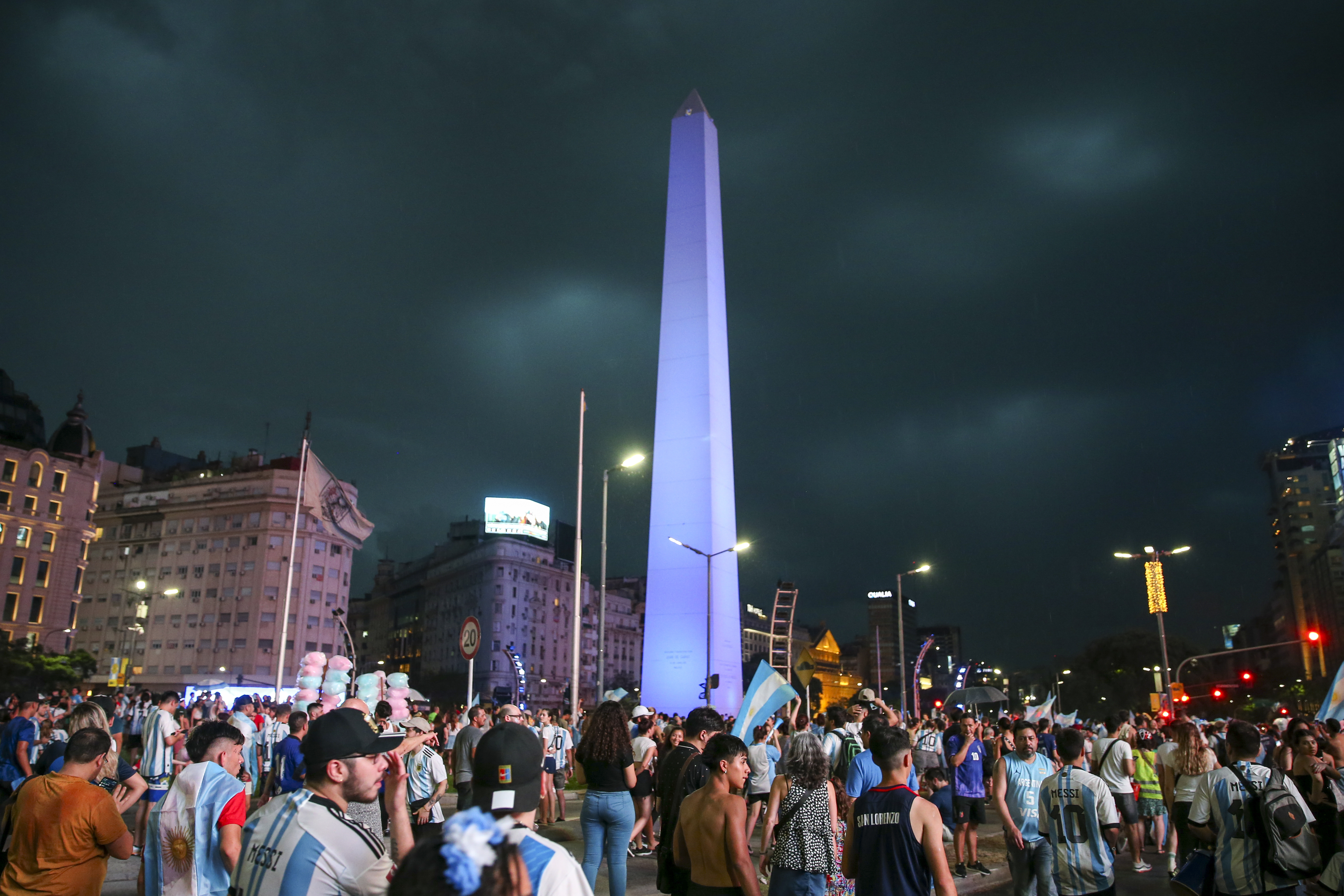 Hinchas argentinos celebrando la victoria de su selección en el Obelisco de Buenos Aires.