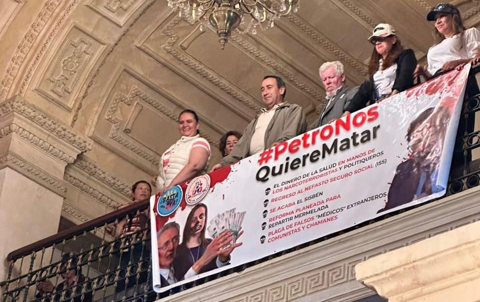 Los manifestantes pusieron la valla en el salón donde sesiona la plenaria de la Cámara de Representantes.