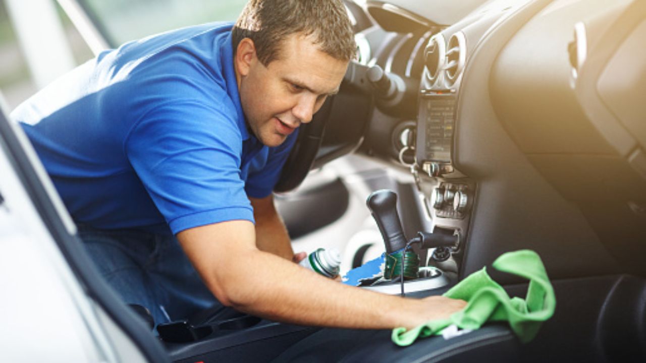 Truco casero para limpiar la tapicería del carro y que quedé impecable