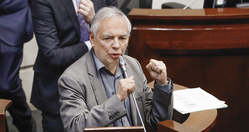 El ministro de Hacienda, Ricardo Bonilla, explicó esta semana ante el Congreso que con la reforma pensional se les pone un límite a los subsidios que paga el Estado por cada mesada, pues este máximo pagaría a cada trabajador el equivalente a 1,8 salarios mínimos, lo que a precios de hoy son 2 millones de pesos.