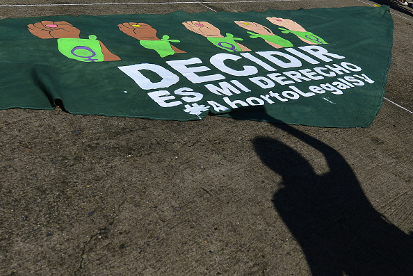 Entre 1974 y 1998, El Salvador tenía una de las legislaciones más progresistas de América Latina. Contemplaba tres tipos de aborto: ético, eugenésico y terapéutico. Pero en 1998 entró en vigor una reforma al Código Penal para penalizar el aborto de manera absoluta, y en 1999 se reformó la Constitución para reconocer a la persona humana desde el instante de la concepción.  (Photo by Roque Alvarenga/APHOTOGRAFIA/Getty Images)