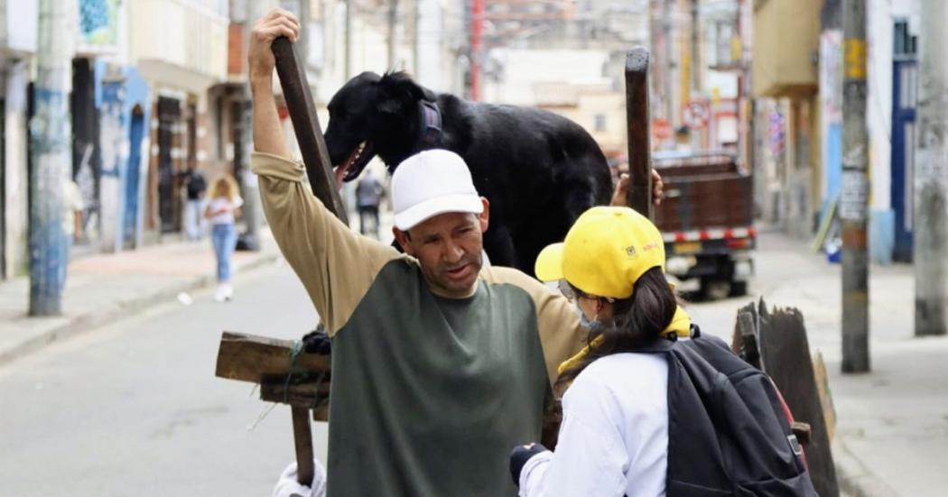 la Secretaría Distrital de Integración Social (SDIS) reforzará y ampliará la atención en los servicios para los carreteros, implementando un programa de transferencias monetarias dirigidas a esta población en situación de pobreza extrema que no se encuentra sisbenizada.