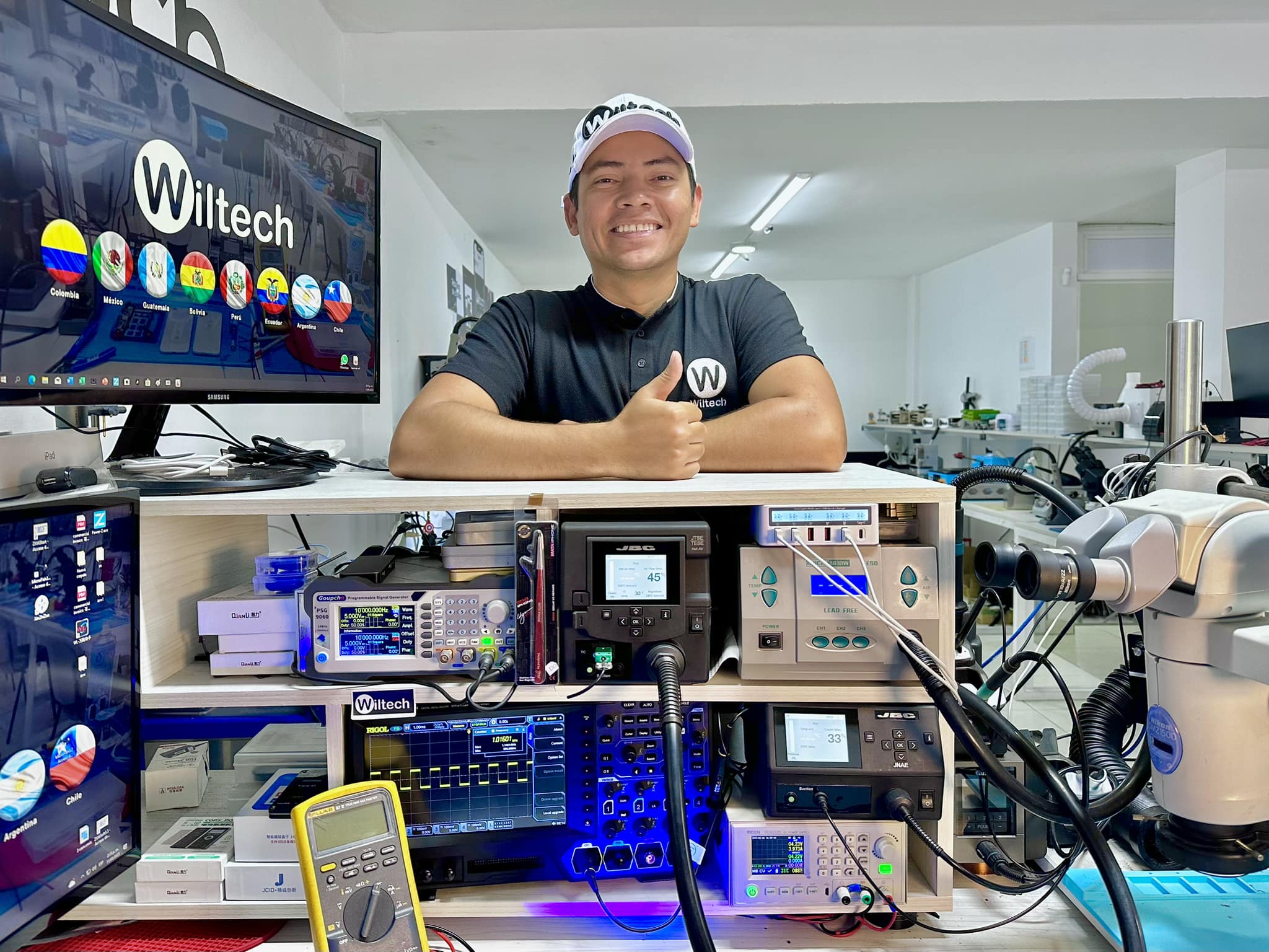 Wilmer Becerra, creador de Wiltech, la empresa que repara equipos Apple.