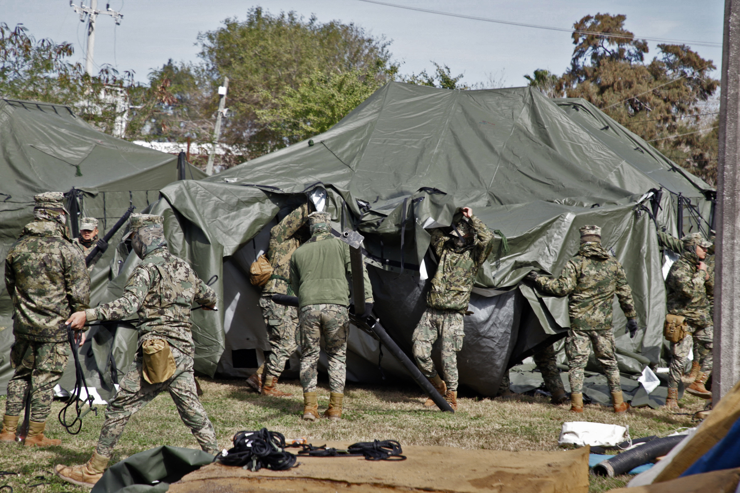 Miembros de la Armada de México comienzan a construir un refugio temporal en la frontera en Matamoros, estado de Tamaulipas, México, el 22 de enero de 2025, antes de las deportaciones prometidas por el presidente estadounidense Donald Trump. (Foto de QUETZALLI BLANCO / AFP)