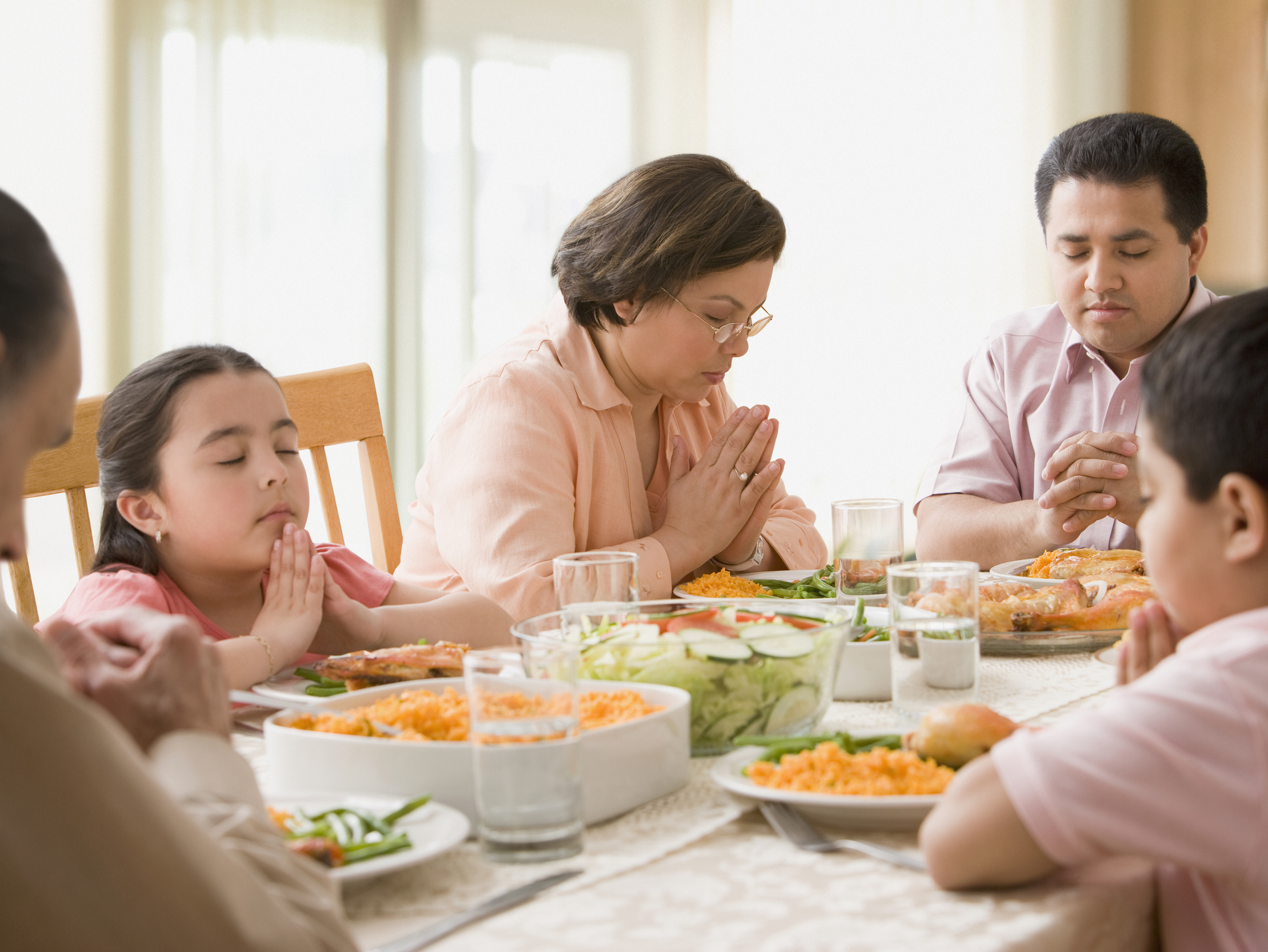 Orar a Dios es importante para que nunca falte la comida en el hogar.