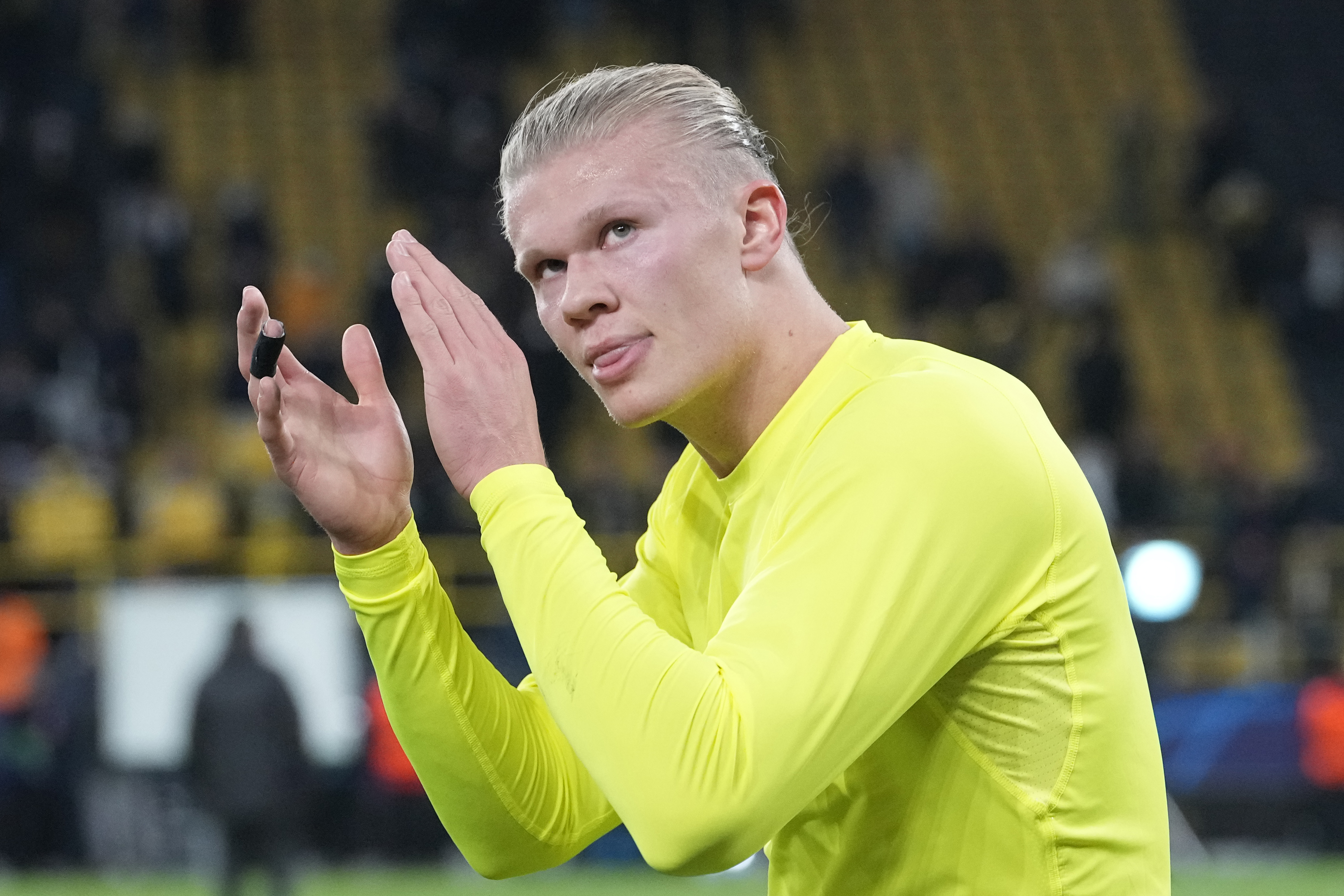 El noruego Erling Haaland aplaude a los aficionados tras el final del partido de fútbol del grupo C de la Liga de Campeones entre el Borussia Dortmund y el Besiktas