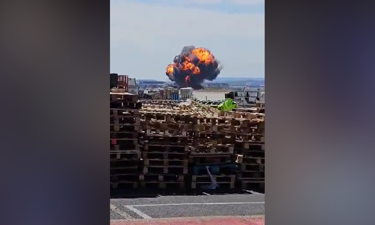 Aparatoso accidente aéreo durante exhibición militar en Zaragoza, España.