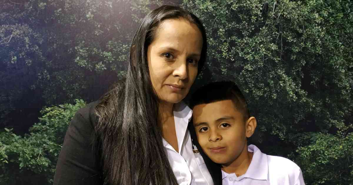 Liliana y Nicolás comparten la pasión y el amor por los árboles y aves del bosque seco tropical. Foto: Jhon Barros.