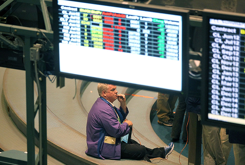 NEW YORK, NY - La bolsa de Nueva York cerró este viernes una nueva semana en rojo impactada por la actitud agresiva de la Reserva Federal de Estados Unidos.