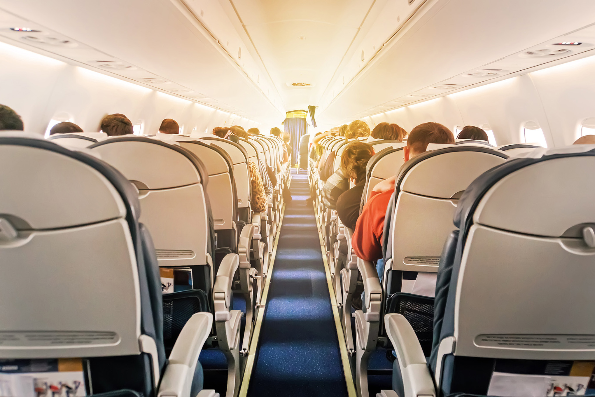 Hombre en Estados Unidos arrestado tras manosear a una azafata en pleno  vuelo; habría consumido “hongos mágicos”