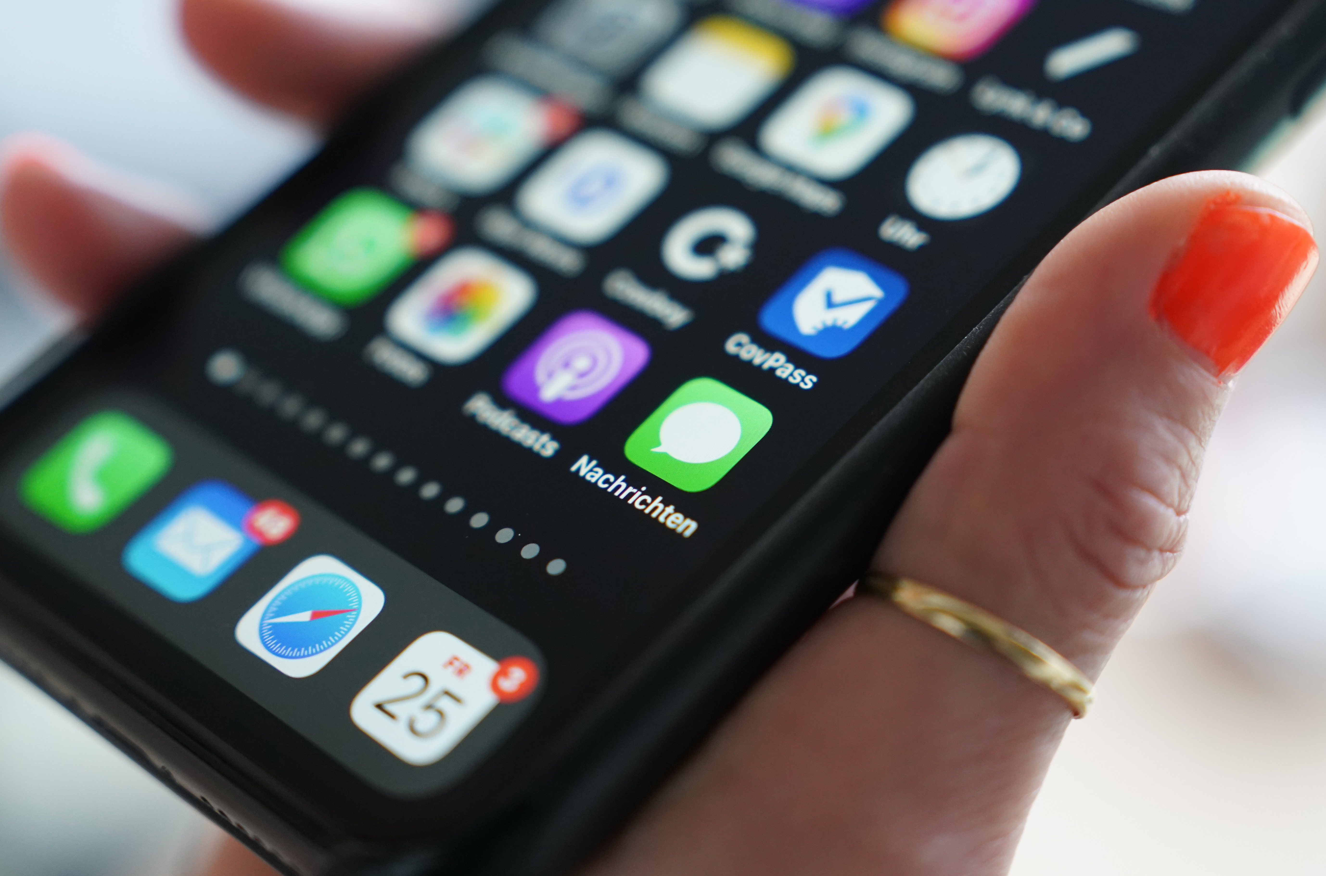 Los teléfonos celulares se complementan con las aplicaciones que se pueden encontrar en las tiendas, según el sistema operativo. (Photo by Marcus Brandt/picture alliance via Getty Images)