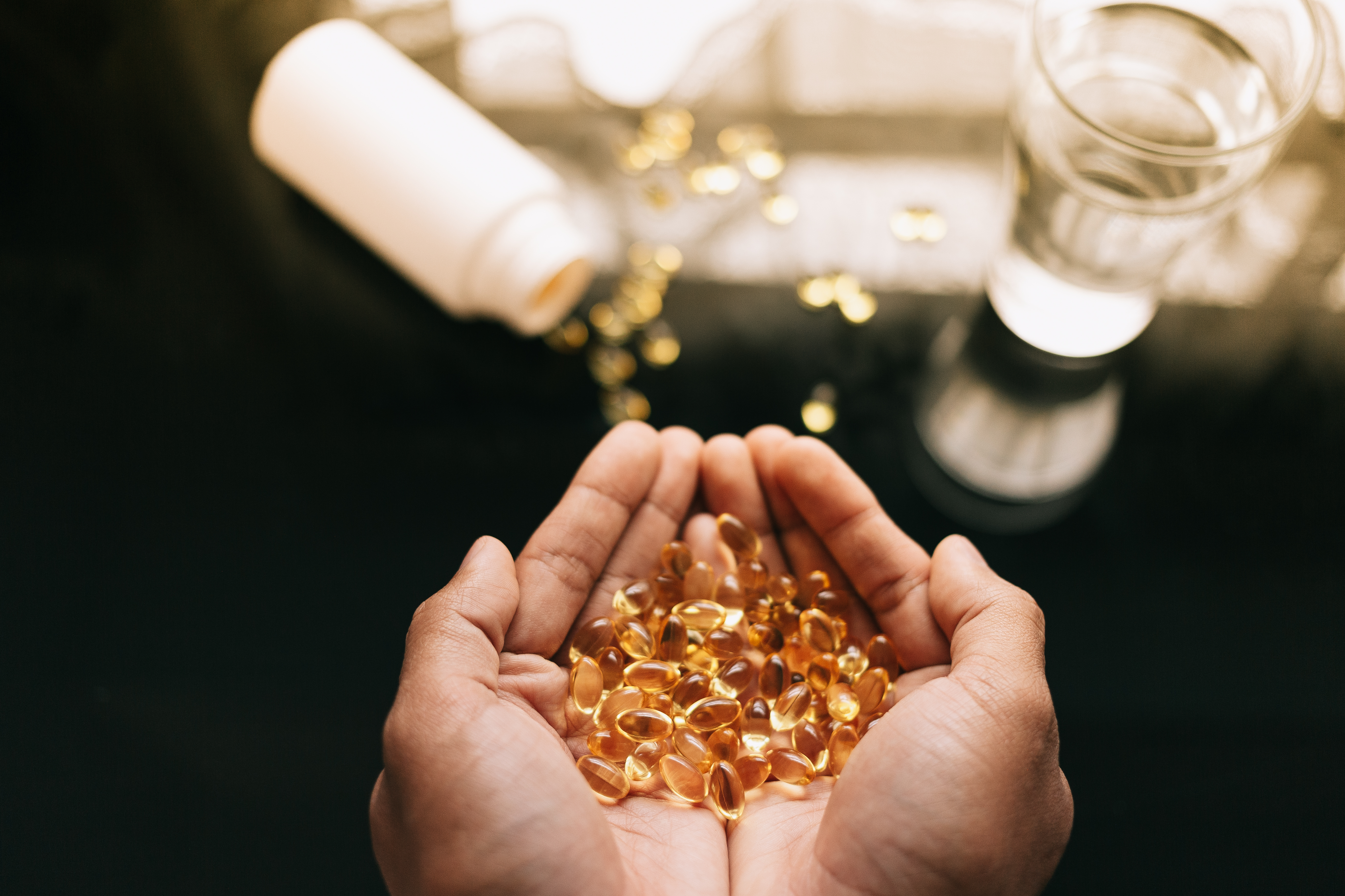 La vitamina D le ayuda al cuerpo a absorber el calcio.