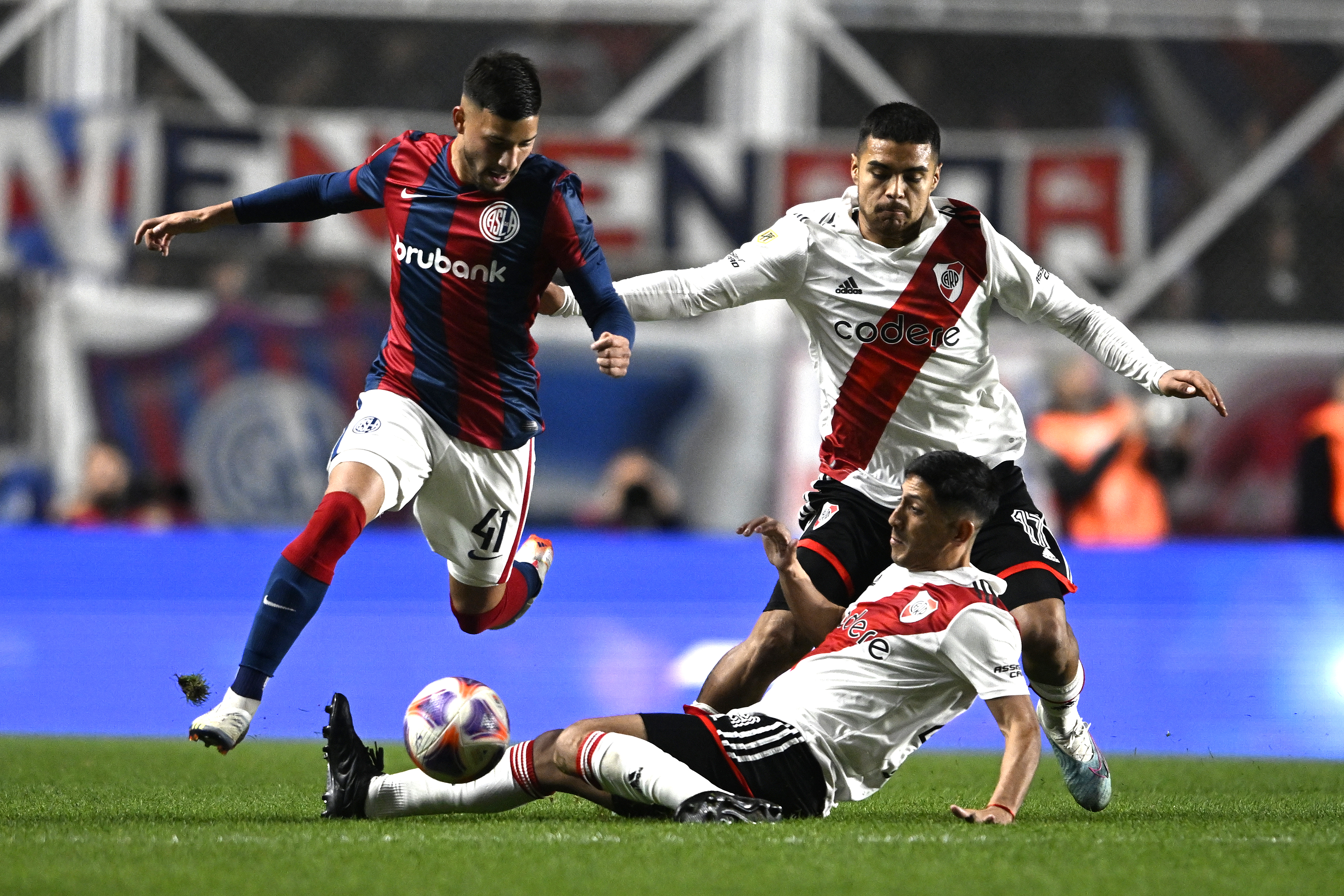 BUENOS AIRES, ARGENTINA - JULY 8: Ivan Leguizamon of San Lorenzo competes for the ball of Rodrigo Aliendro of River Plate during a match between San Lorenzo and River Plate as part of Liga Profesional Argentina 2023  at Pedro Bidegain Stadium on July 8, 2023 in Buenos Aires, Argentina. (Photo by Diego Alberto Haliasz/Getty Images)