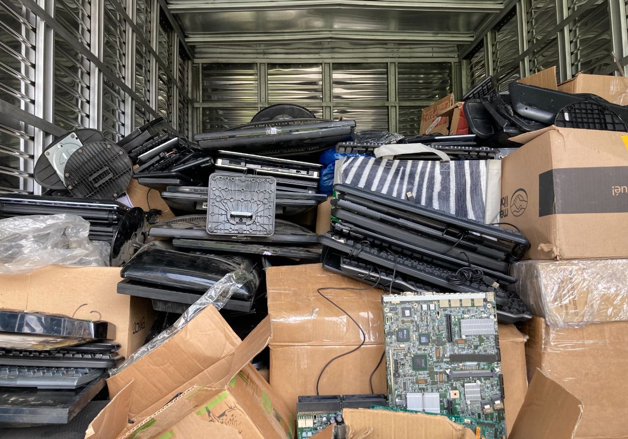 Computadores, celulares, bombillos, luminarias, pilas, baterías de plomo-ácido, medicamentos vencidos, CD, envases y empaques de insecticidas y plaguicidas son residuos peligrosos.