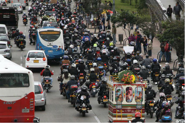 La caravana mientras se dirigía a los juzgados de Paloquemao por la carrera 30.