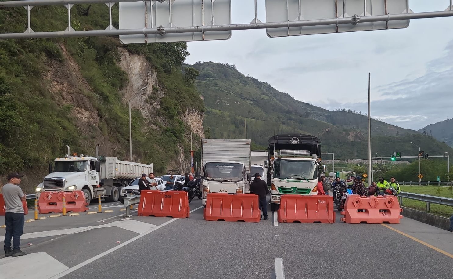 Cierre de la vía al Llano