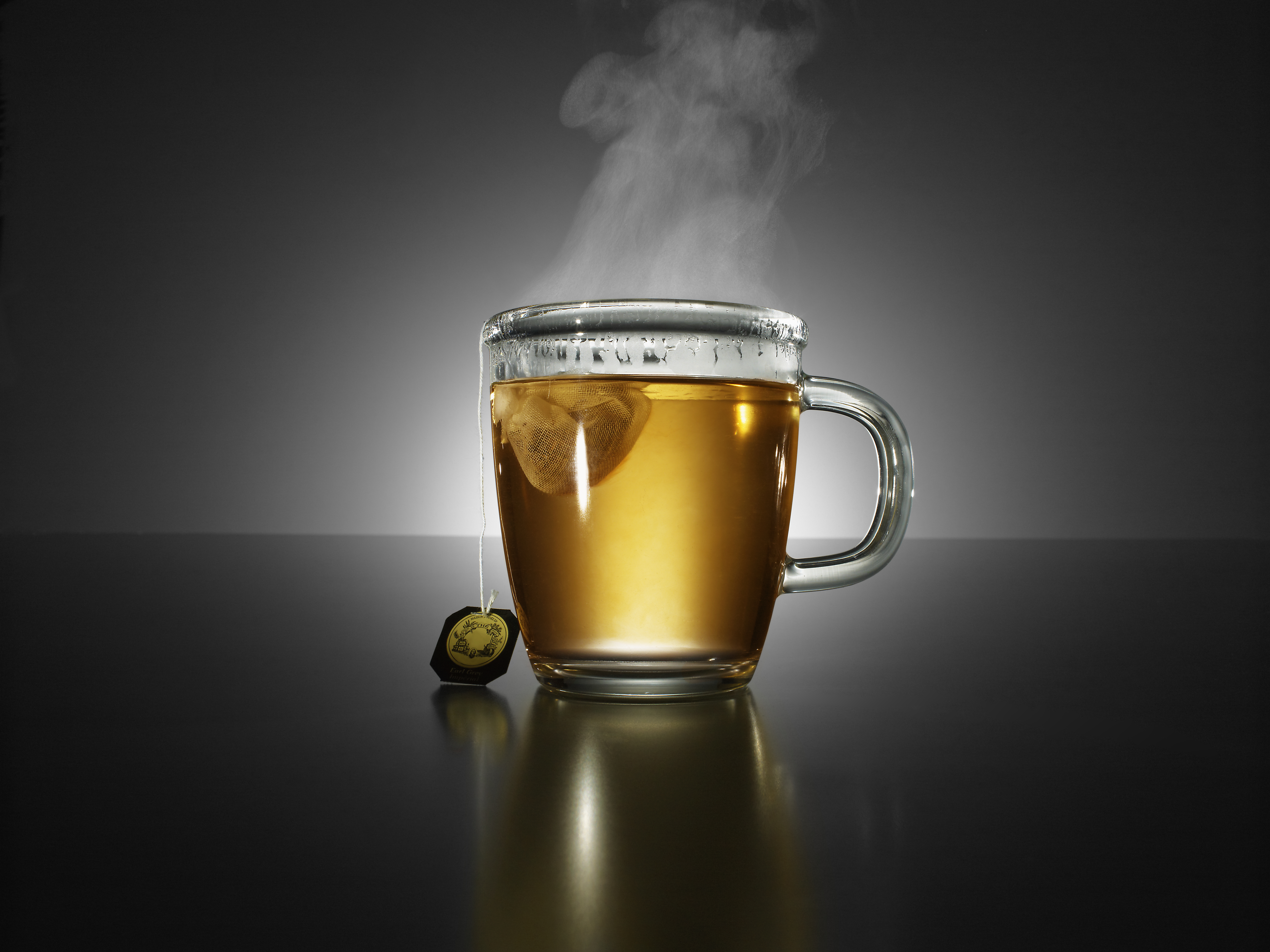 El té negro tiene un alto contenido de polifenoles conocidos como flavonoides, que ayudan a regular el peso corporal y la distribución de la grasa en el organismo.