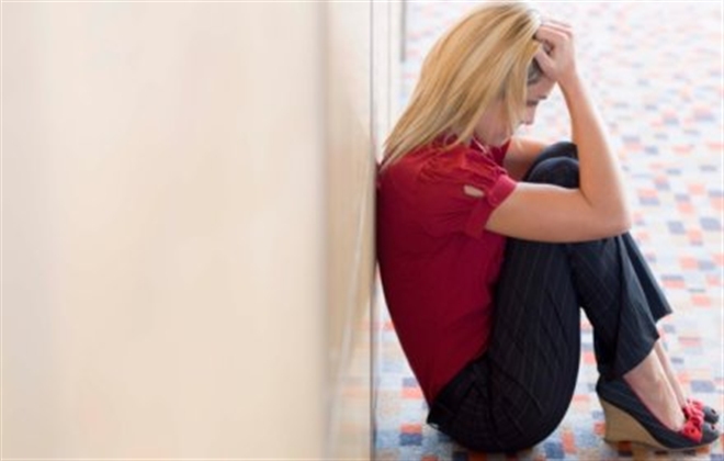 Mujer sentada en el suelo, foto: Thinkstock