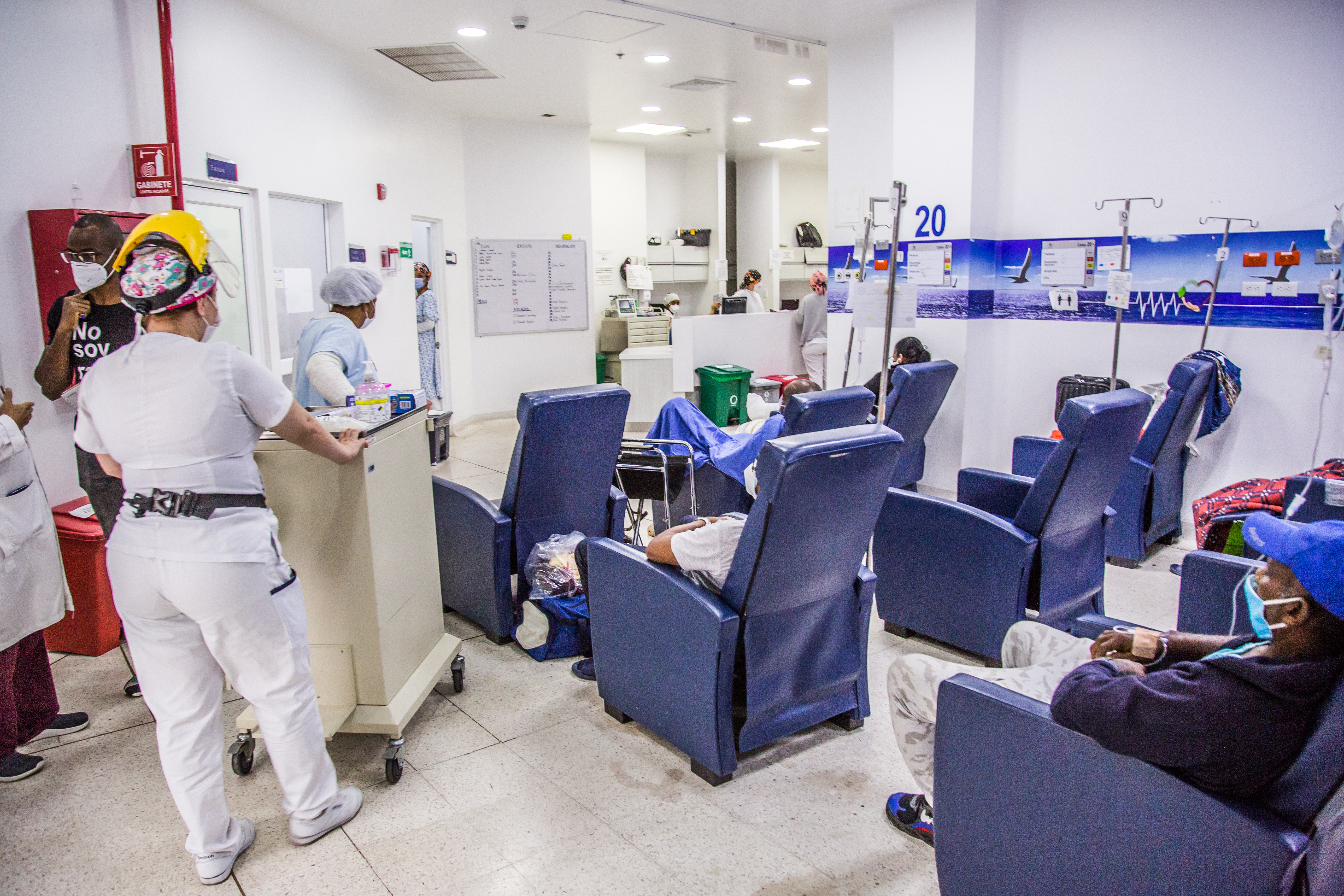 El principal -y más grande- hospital público del suroccidente de Colombia resiste con poco espacio en sus camas UCI para atender el alto número de pacientes covid que necesitan ventilación mecánica.