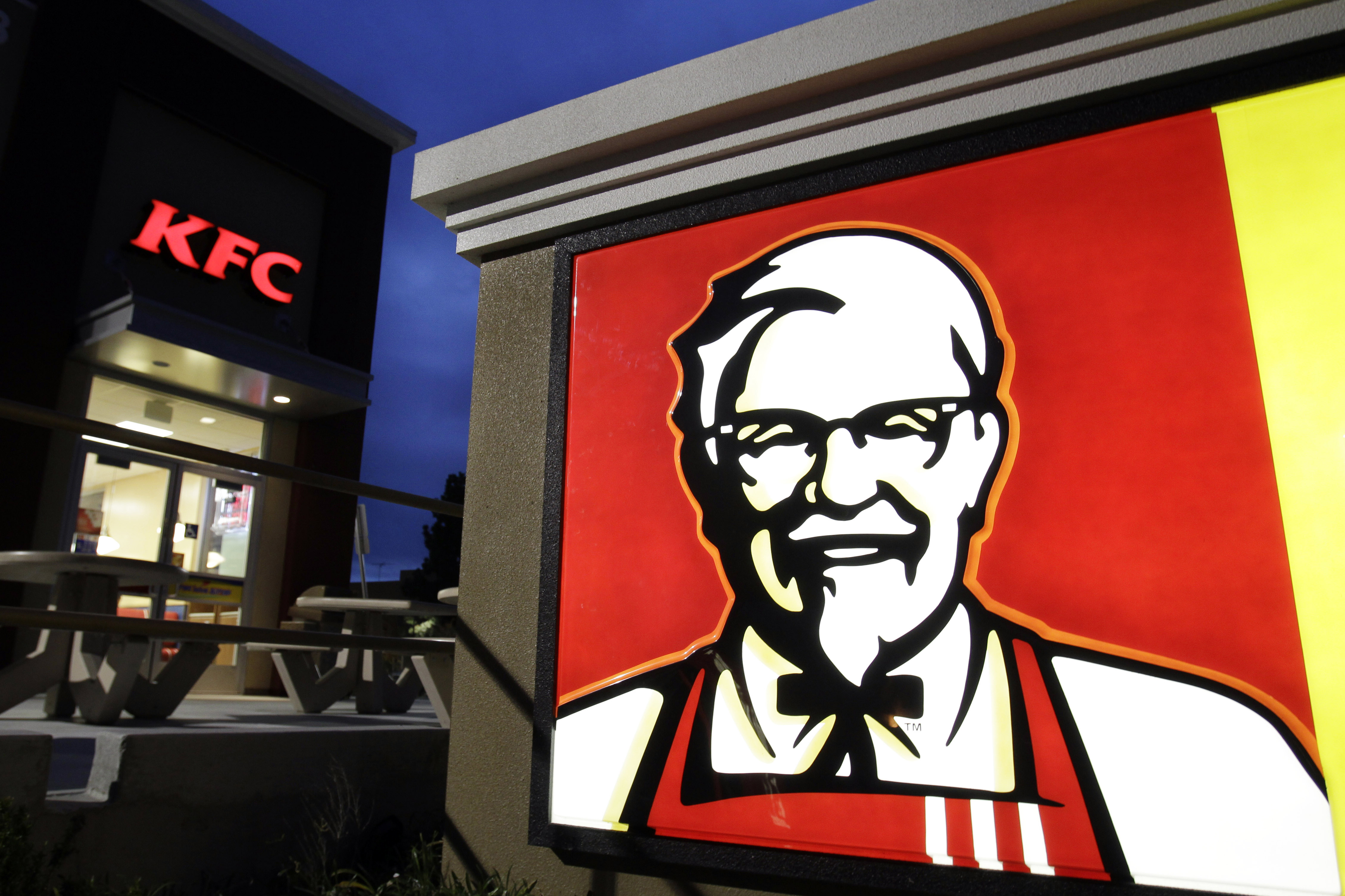 KFC se disculpó por enviar accidentalmente una alerta automática a los usuarios de su aplicación en Alemania que parecía instar a las personas a pedir comida del ayuno restaurante de comida el miércoles 9 de noviembre de 2022 para conmemorar el 84 aniversario de la Kristallnacht, la "Noche de los cristales rotos" (AP Photo/Paul Sakuma, File)