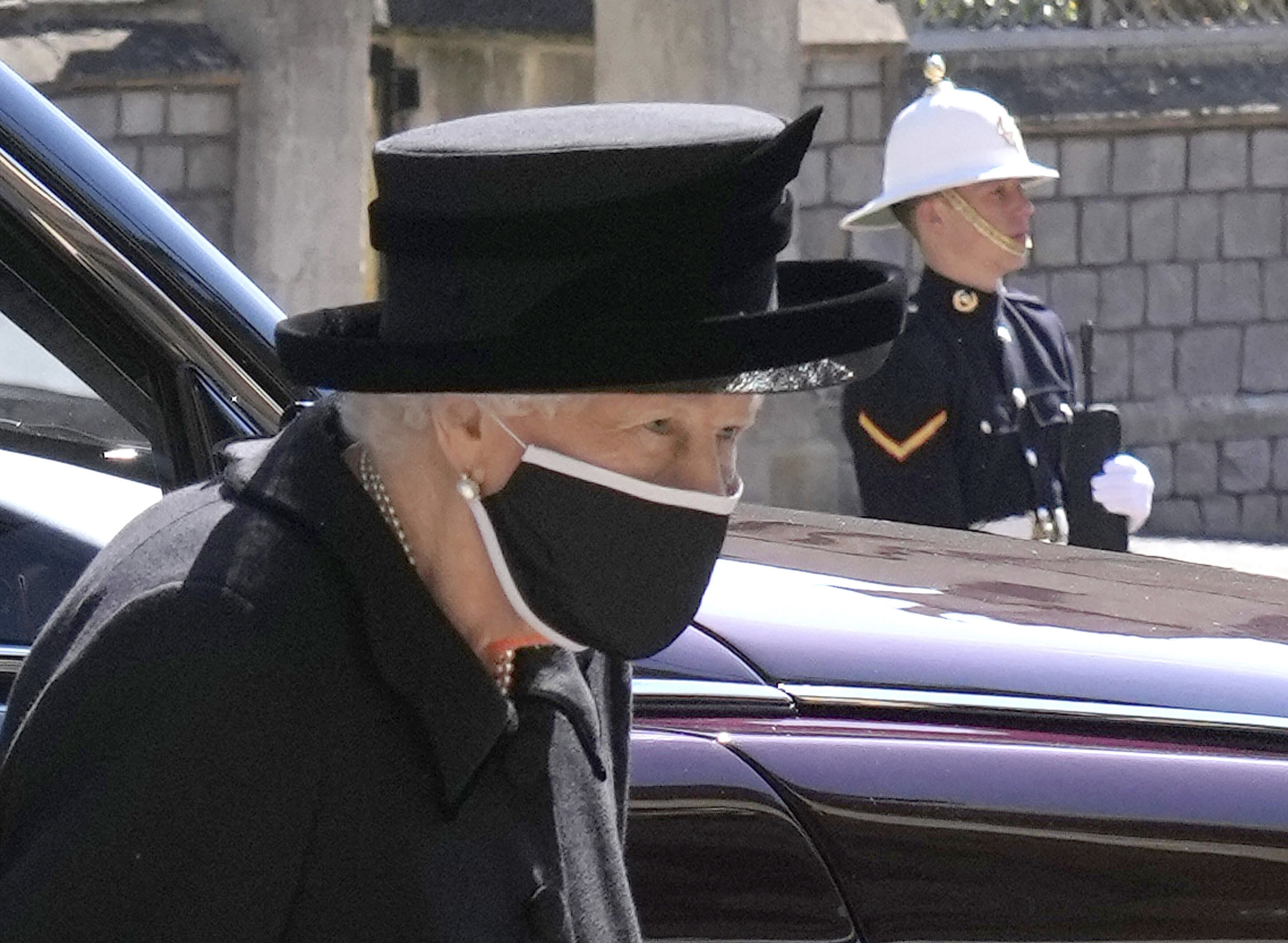 La reina Isabel II de Gran Bretaña llega antes del funeral del príncipe Felipe en el Castillo de Windsor, Windsor, Inglaterra, el sábado 17 de abril de 2021. El príncipe Felipe murió el 9 de abril a la edad de 99 años después de 73 años de matrimonio con la reina Isabel II de Gran Bretaña. (Jonathan Brady / Pool vía AP)