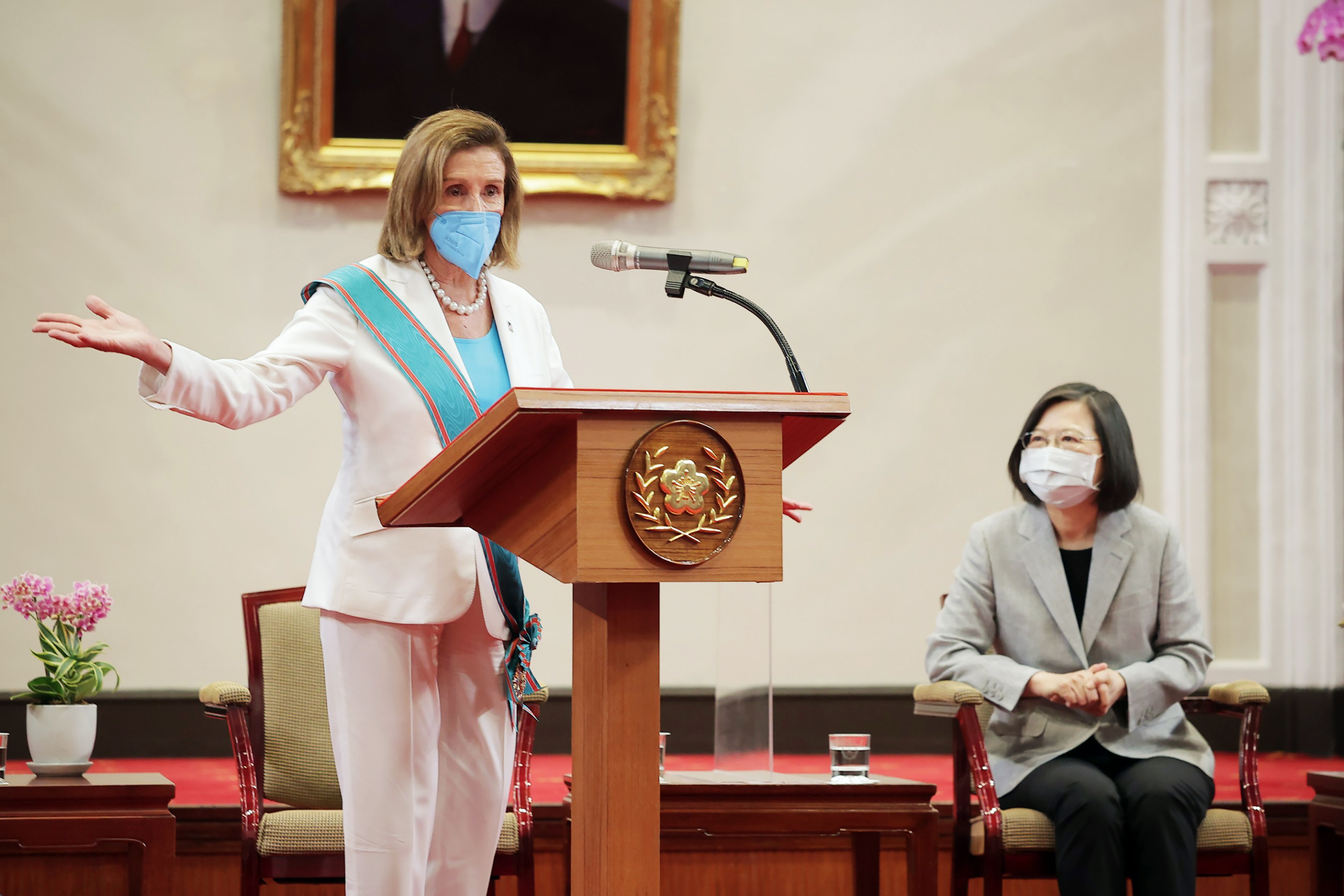 En esta foto publicada por la Oficina Presidencial de Taiwán, la presidenta de la Cámara de Representantes de los Estados Unidos, Nancy Pelosi, habla durante una reunión con la presidenta de Taiwán, Tsai Ing-wen, a la derecha, en Taipei, Taiwán.