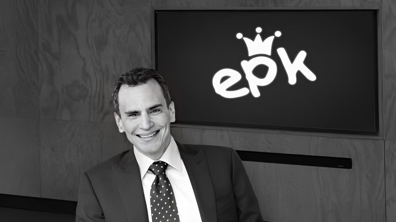 El empresario Samuel Tcherassi dio a conocer un fallo que emitió a su favor un juez en Bogotá en torno a la titularidad del nombre de la marca EPK, esto en el marco del pleito legal que sostiene con Bridgewood Capital.