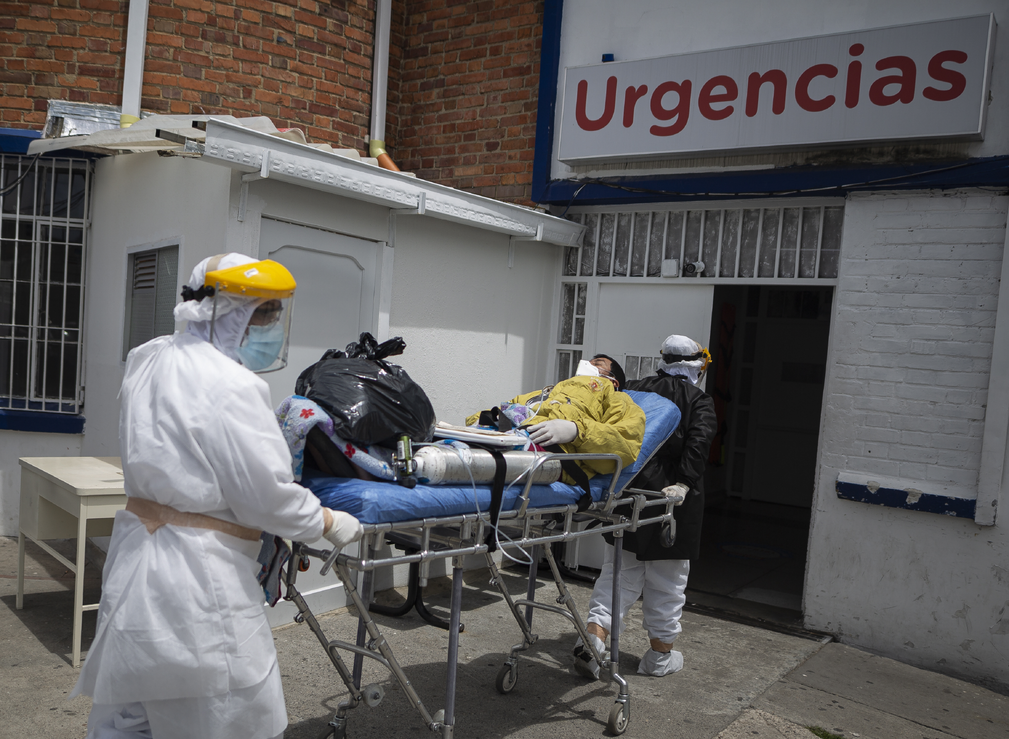 UCI HOSPITAL SANTA CLARAPACIENTES CON COVID-19 SON ATENDIDOS EN LA SALA DE CUIDADOS INTENSIVOS DEL HOSPITAL SANTA CLARA EN LA CIUDAD DE BOGOTACOVID 19 CORONAVIRUS10 DE JULIO 2020FOTO: ESTEBAN VEGA LA-ROTTAREVISTA SEMANA