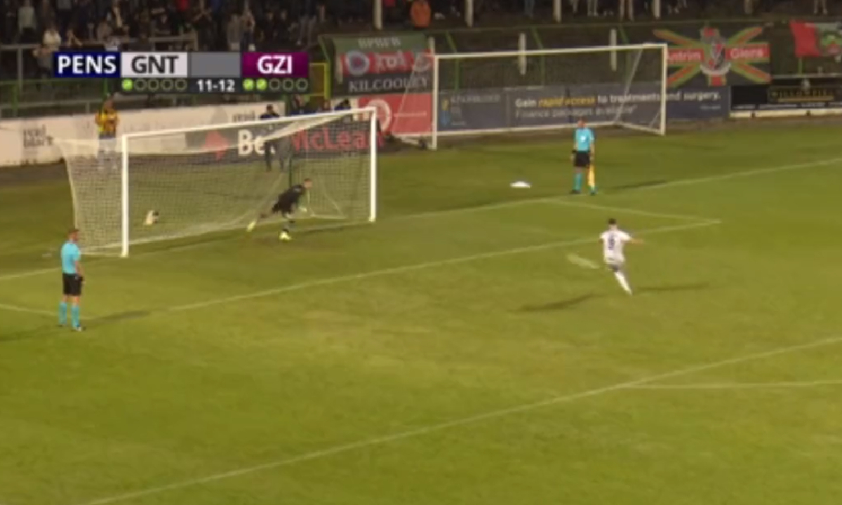 Potero atajó un penal, pero el balón rebotó y entró sin que este se percatara por estar celebrando fallidamente.