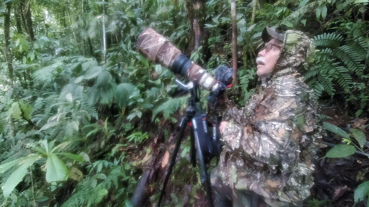 Sus inicios en la fotografía fueron como aficionado; tomaba imágenes en blanco y negro con cierta regularidad, pero cuando comenzó a hacer trabajo de campo se convirtió en una necesidad.