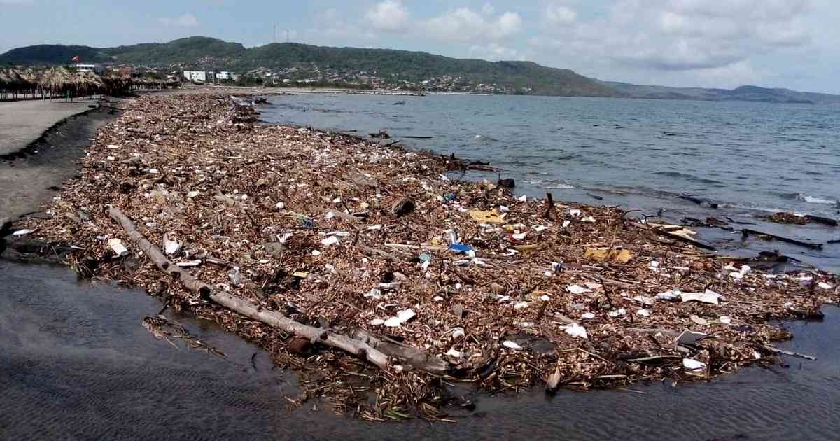 La basura invadió las playas de Puerto Colombia