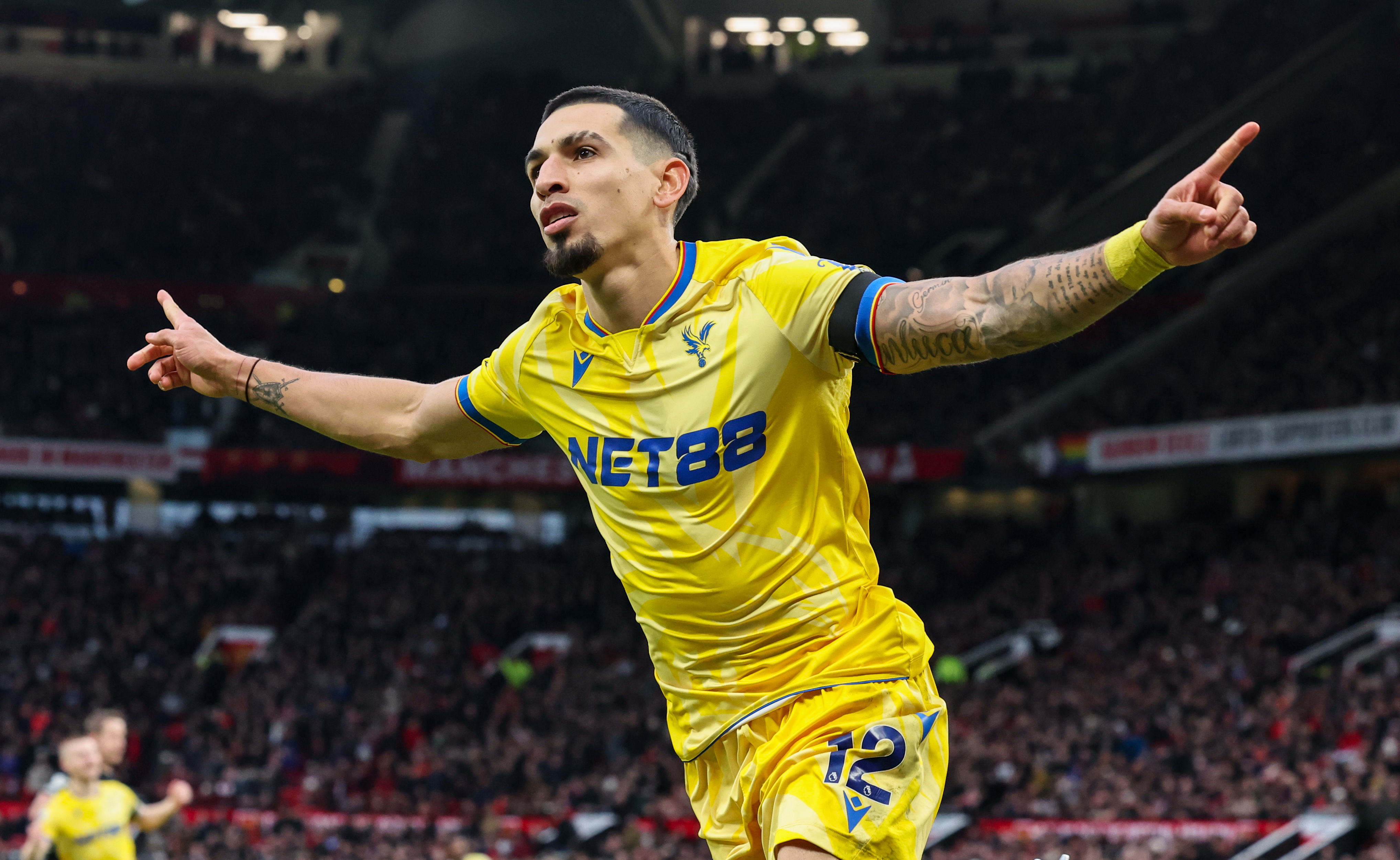 Daniel Muñoz celebra su participación con asistencia en Old Trafford