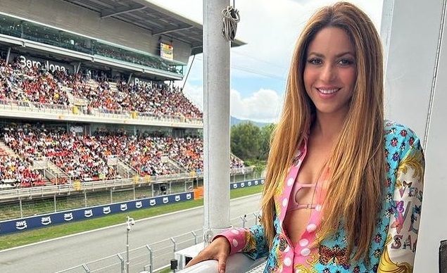 Shakira lució una camisa Versace durante el Gran Premio de España de F1.