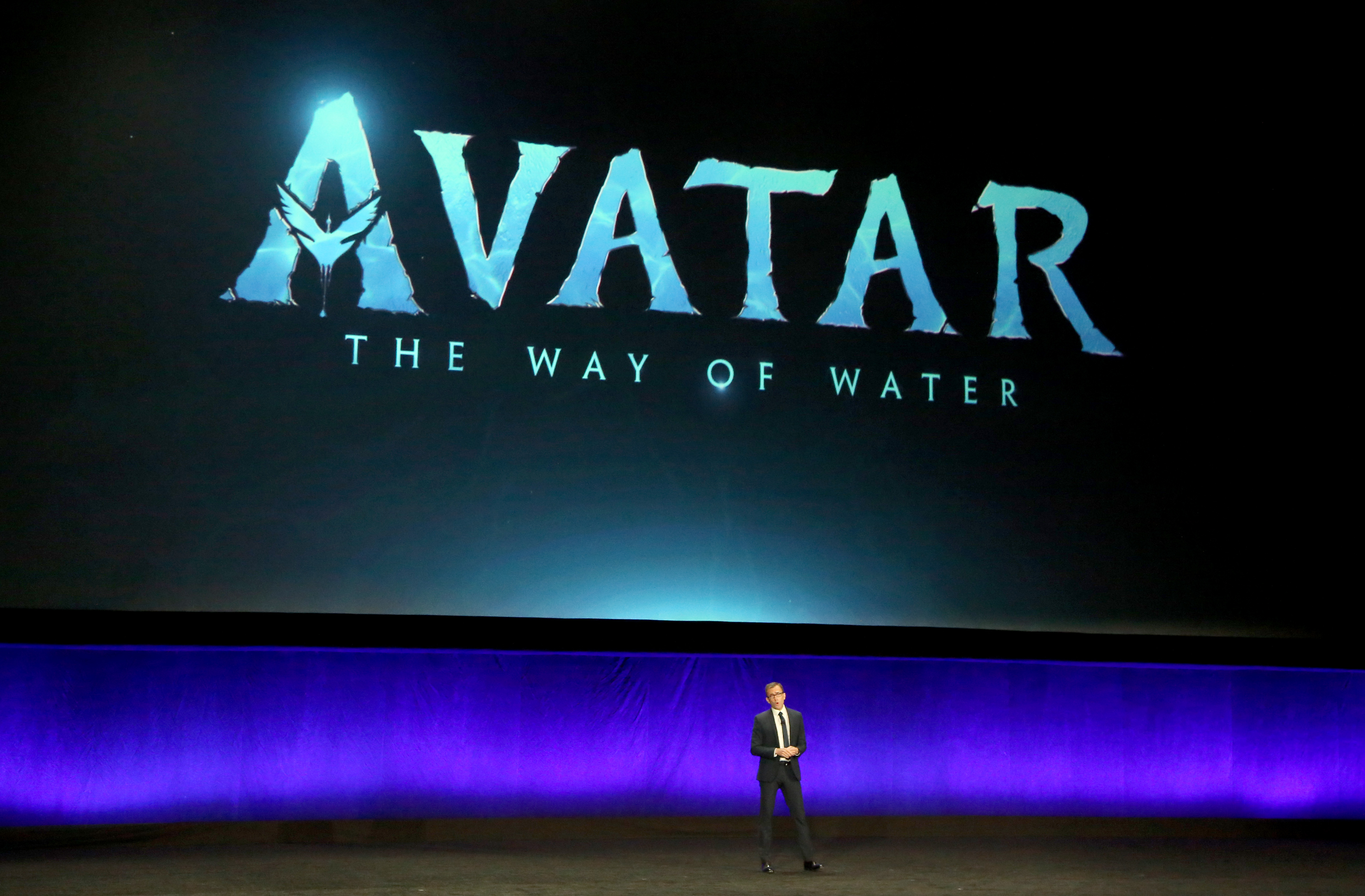 LAS VEGAS, NEVADA - 27 DE ABRIL: El vicepresidente ejecutivo de distribución teatral de Walt Disney Studios, Tony Chambers, habla sobre la próxima película de 20th Century Studios "Avatar The Way of Water" durante la presentación especial de The Walt Disney Studios en Caesars Palace durante CinemaCon 2022. (Photo by Gabe Ginsberg/WireImage)