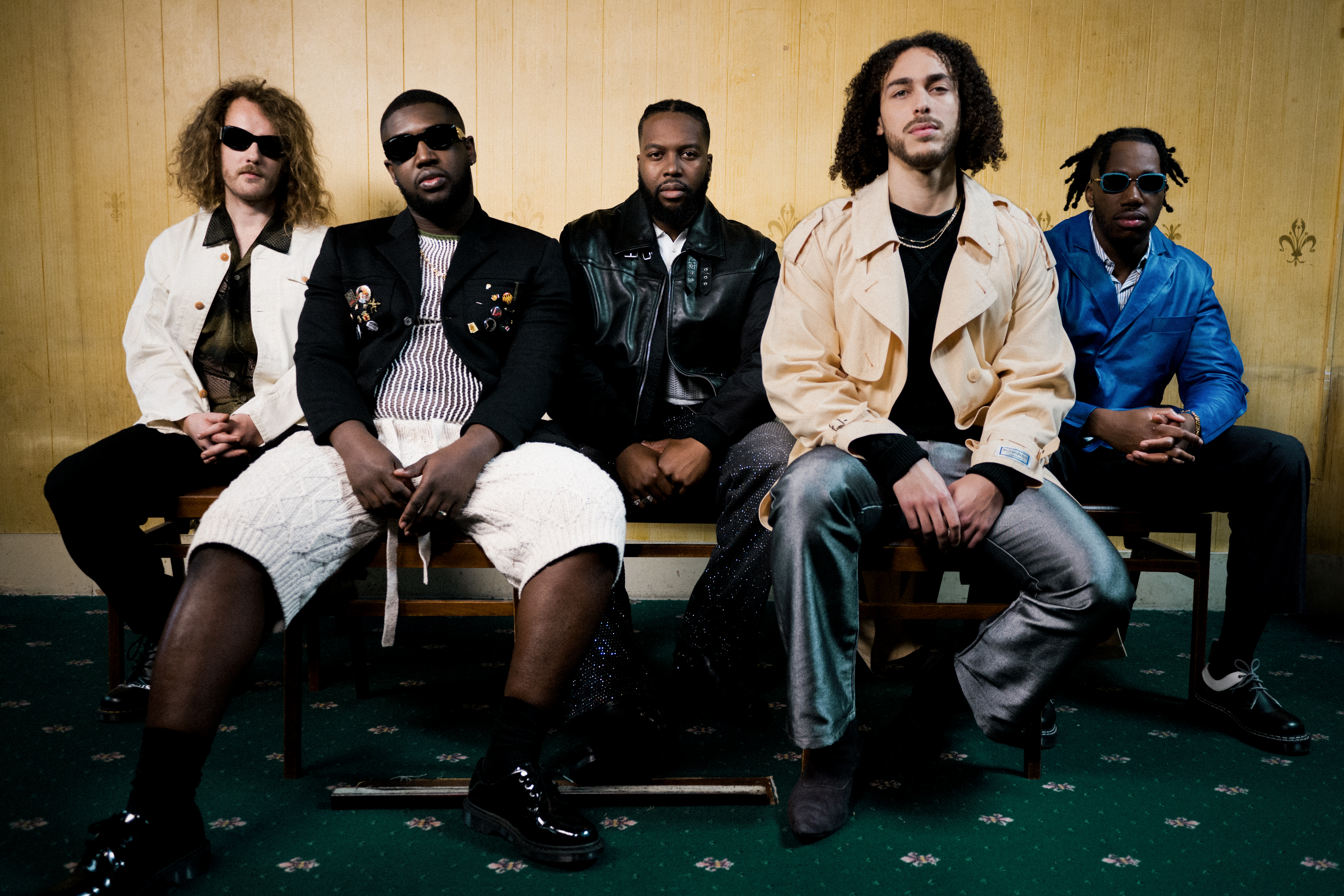 Ezra Collective, cuyo nombre viene del personaje bíblico Esdras, se compone de Joe Armon-Jones en los teclados, Femi Koleoso en la batería, su hermano TJ Koleoso en el bajo, James Mollison en el saxofón e Ife Ogunjobi en la trompeta.