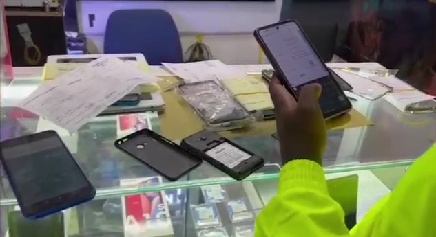 Más de 133 establecimientos comerciales dedicados a la compra, venta y retroventa de celulares fueron intervenidos por las autoridades en Cali y los municipios del área metropolitana.