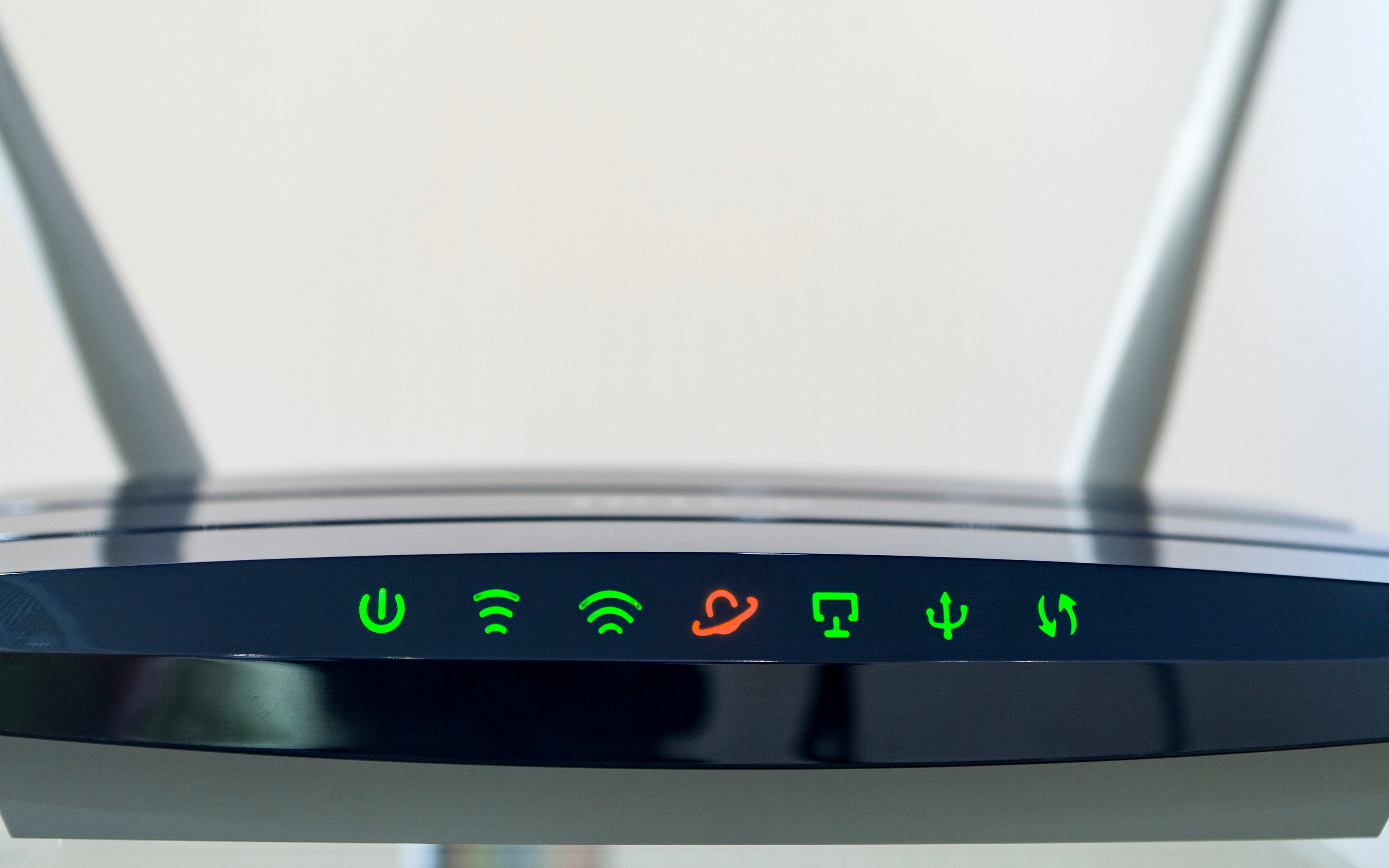 El router wifi tiene diversas luces de colores.